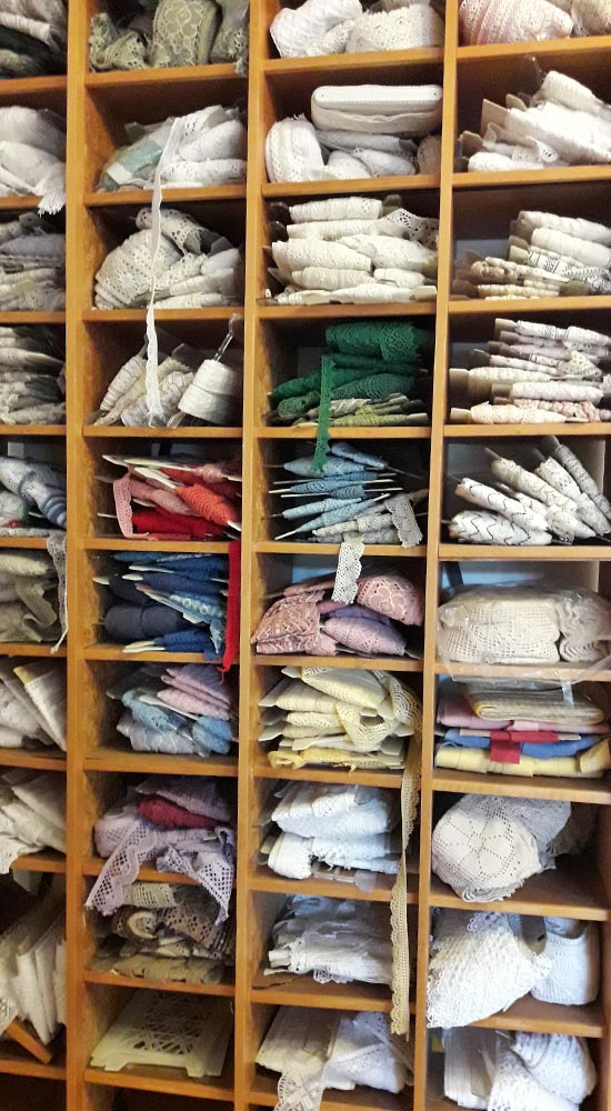 Ein Regal voller unterschiedlicher Stoffarten.