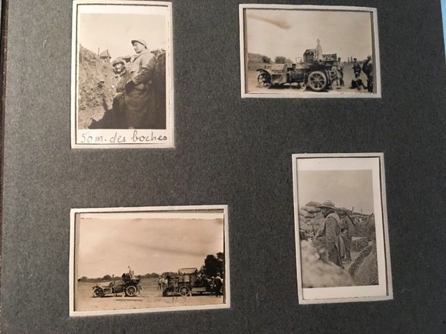 Une page d'album avec quatre photographies d'époque sépia représentant des soldats et des véhicules militaires dans un champ ou une tranchée.
