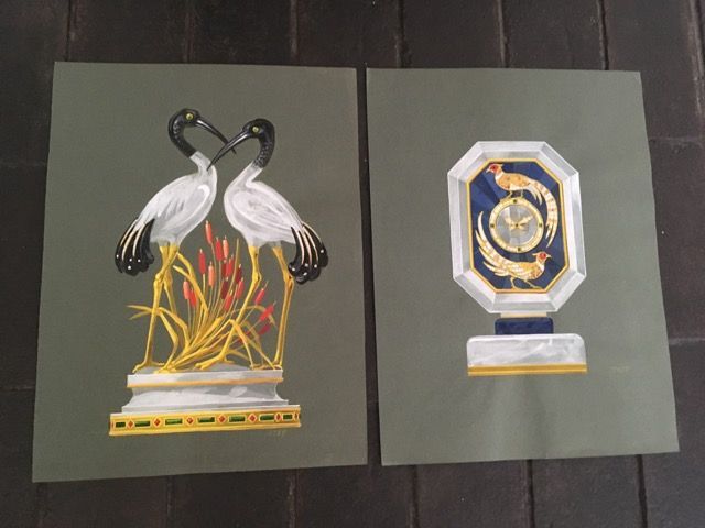 Deux estampes rectangulaires sur fond sombre : l'une représentant une paire de grues, l'autre une horloge ornée de motifs d'oiseaux.