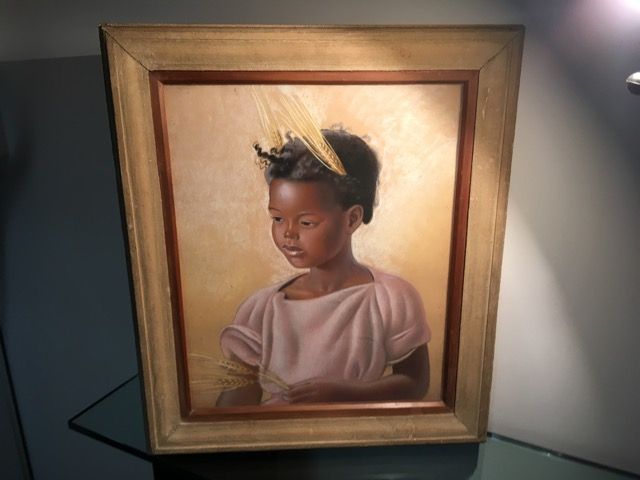 Peinture à l'huile représentant une personne aux cheveux courts, portant une chemise rose clair, encadrée d'une bordure décorative dorée et brune.