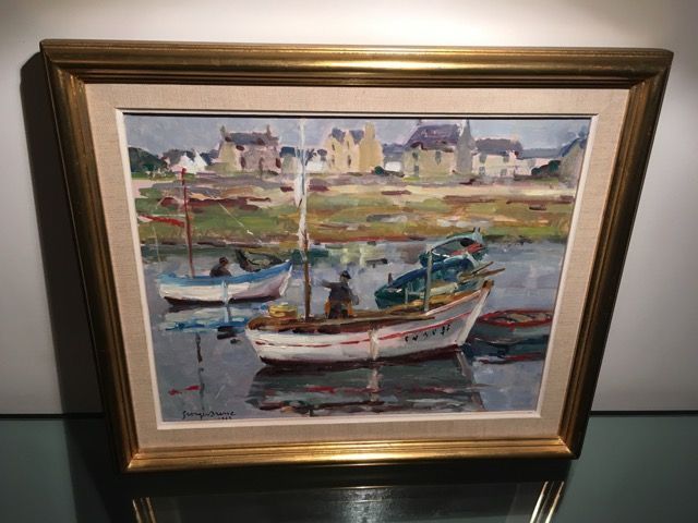 Un tableau impressionniste représentant de petites embarcations amarrées dans un port, avec des maisons visibles au loin sur la rive herbeuse.