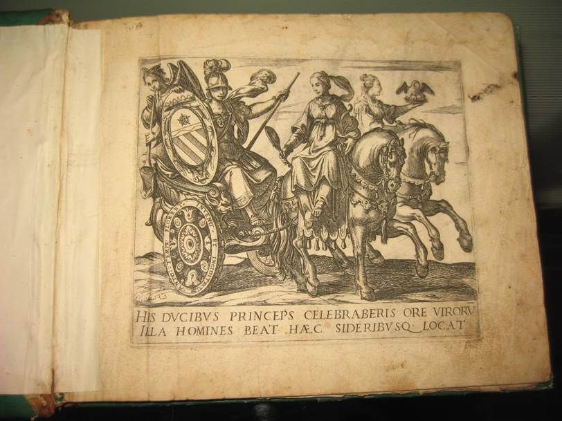 Une gravure dans un livre ancien représentant un guerrier dans un char tiré par deux chevaux, avec des cavaliers sous un texte latin.