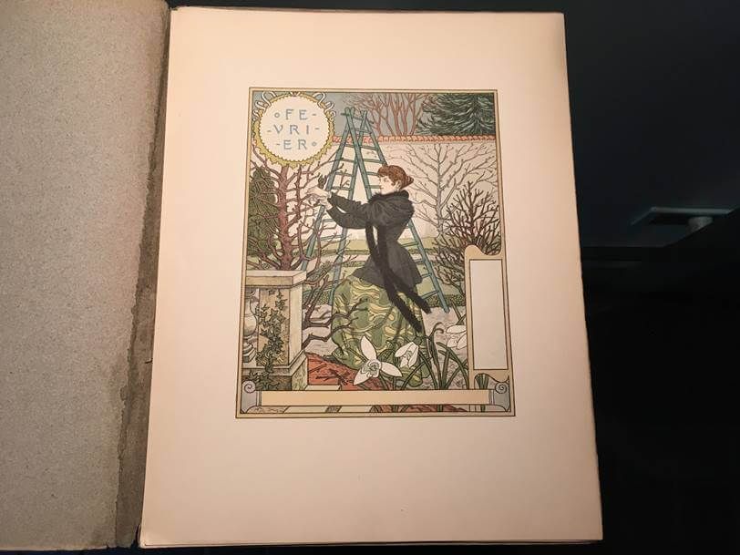Illustration Art nouveau intitulée Février représentant une personne taillant un arbre sur une échelle au milieu d'un jardin.