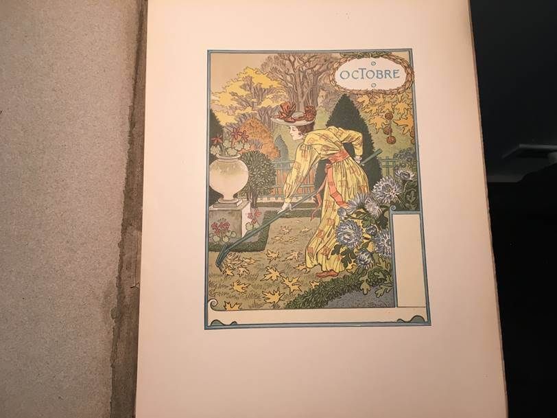 Illustration Art nouveau représentant un personnage vêtu de jaune se promenant dans un parc d'automne jonché de feuilles mortes, avec la mention « Octobre ».