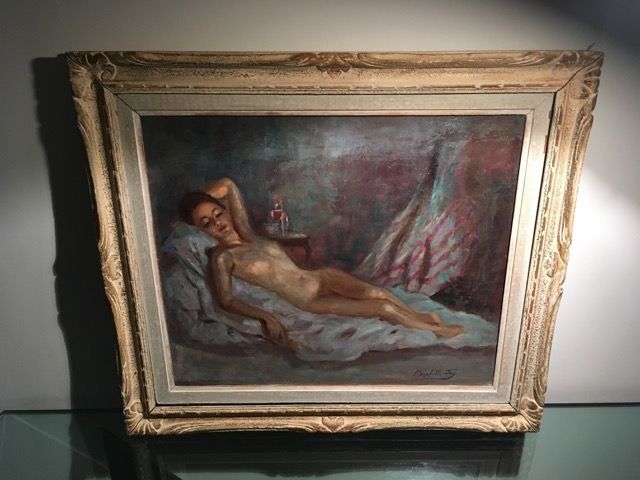 Une peinture à l'huile dans un cadre doré ancien représente une figure allongée reposant sur des draps blancs sur un fond aux tons neutres.