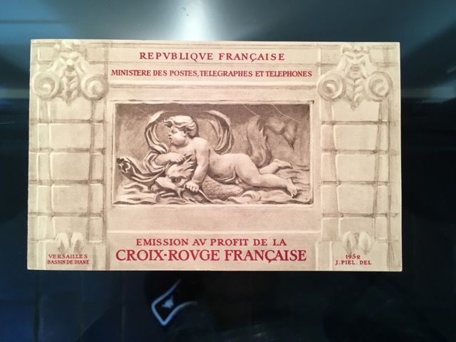 Carte postale caritative de la Croix-Rouge française de 1952 présentant un chérubin en relief et des colonnes ornementées dans des tons sépia.