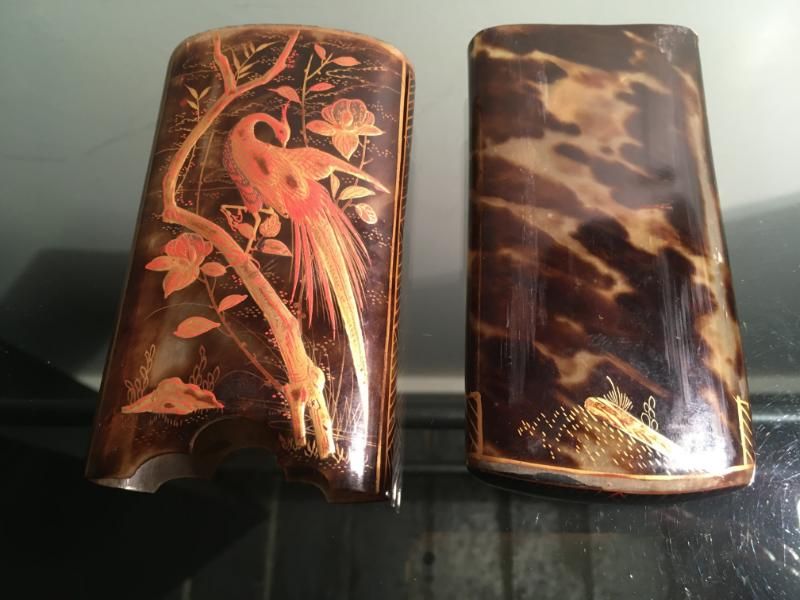 Deux boîtes décoratives rectangulaires polies côte à côte ; l'une présente un phénix doré, l'autre un motif marbré.