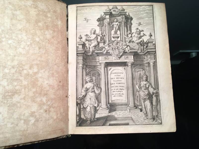 Page de titre monochrome gravée d'un livre ancien, ornée d'un cadre architectural, de figures ornementales et d'un texte centré.
