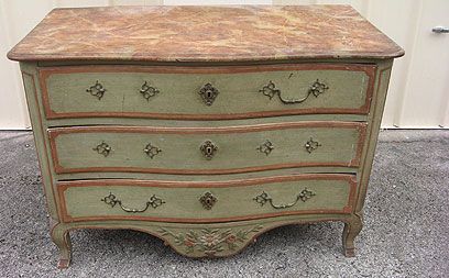 Commode de style provençal français avec plateau en marbre, finition vert sauge, moulures décoratives et trois tiroirs sur pieds cabriolet.