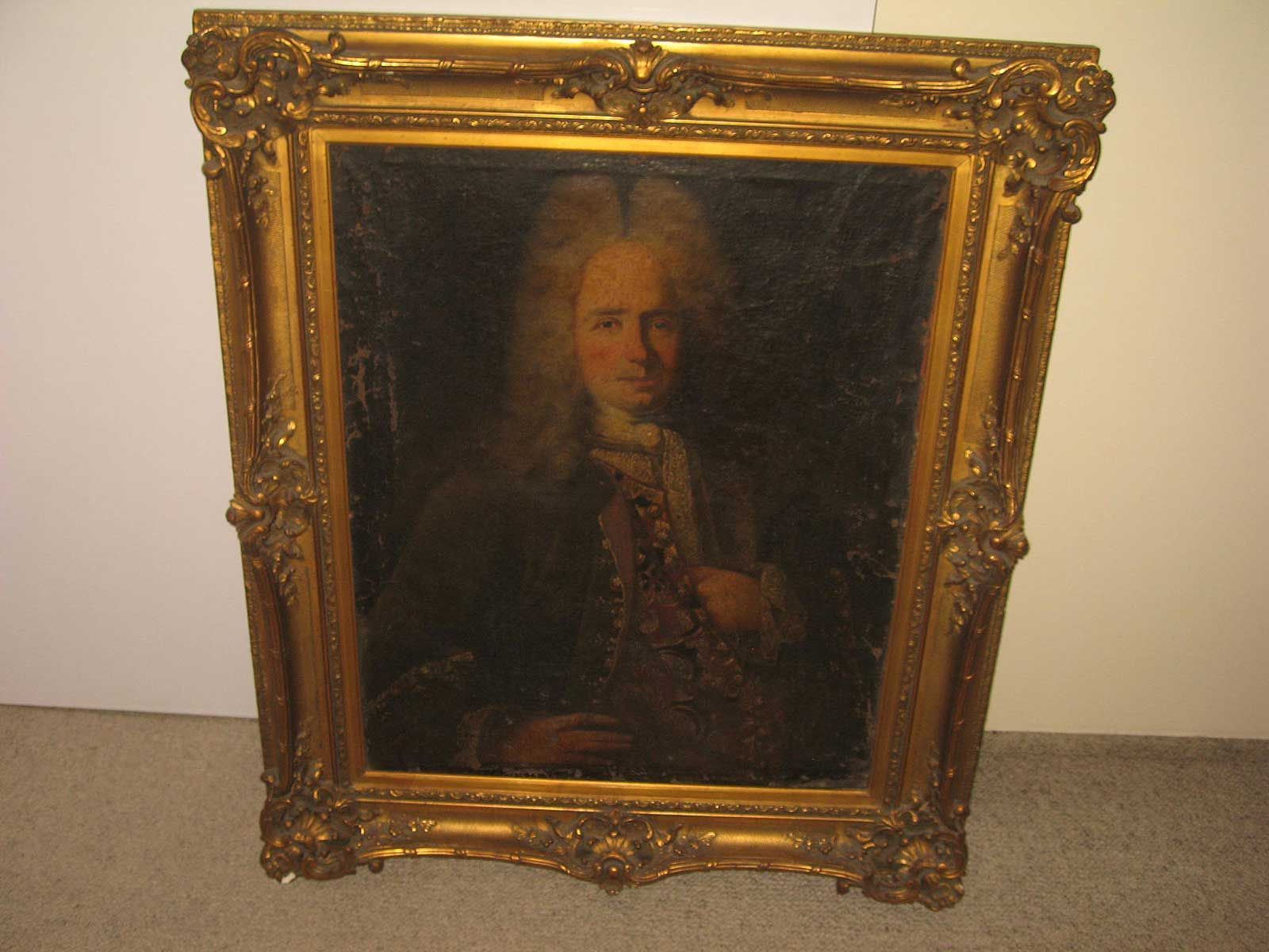Une peinture à l'huile dans un cadre doré décoratif représentant une personne aux cheveux longs portant un manteau historique orné et boutonné.
