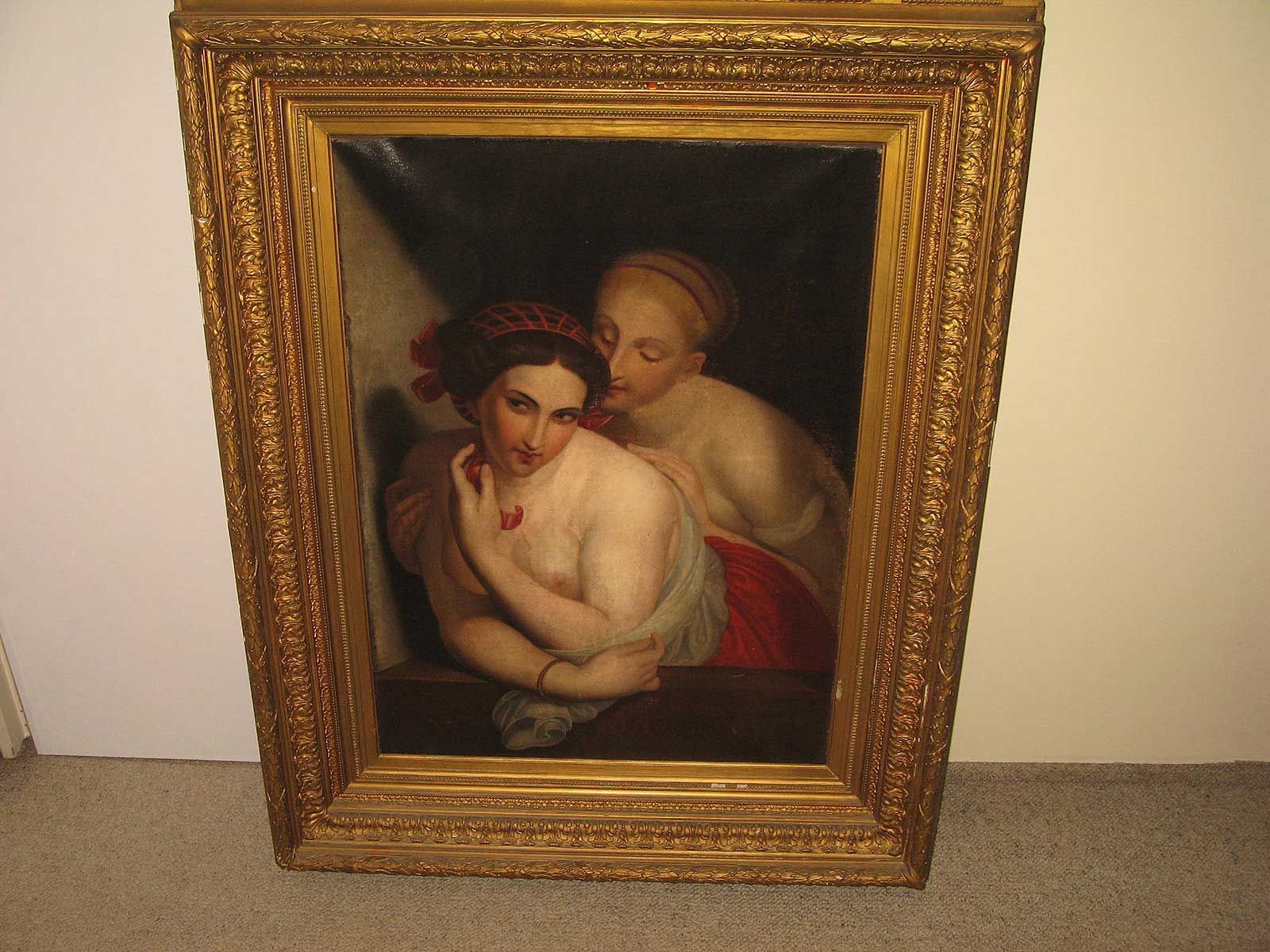 Un tableau orné d'un cadre doré représentant deux personnages baignés d'une douce lumière, l'un chuchotant à l'oreille de l'autre.