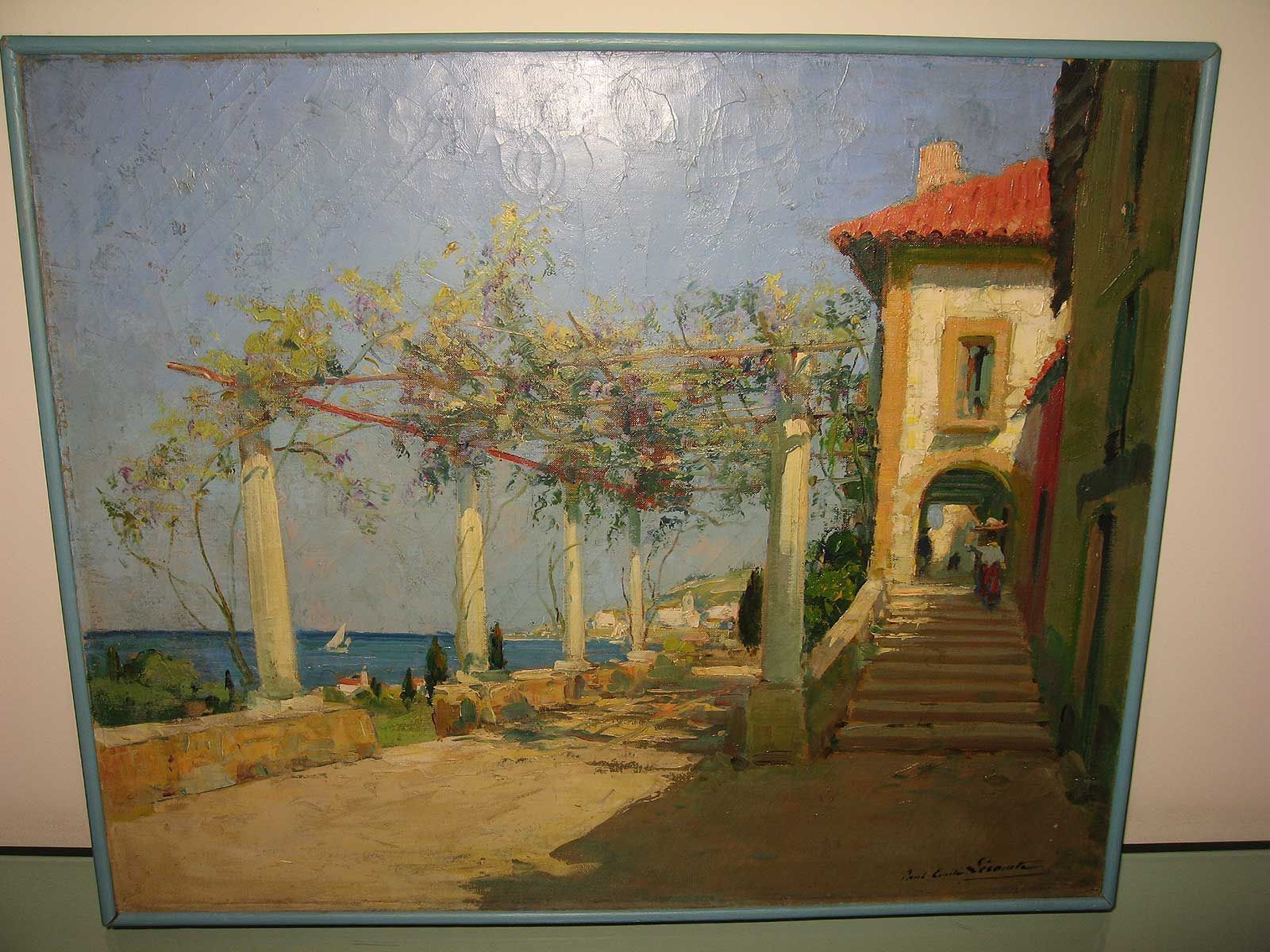 Un tableau impressionniste représente des colonnes de pierre le long d'une terrasse en bord de mer menant à une maison au toit de tuiles rouges et aux escaliers.