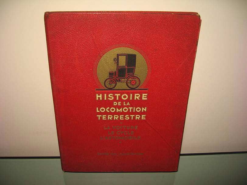 Une couverture de livre rouge intitulée Histoire de la locomotion terrestre ornée d'une illustration circulaire dorée d'une voiture ancienne.