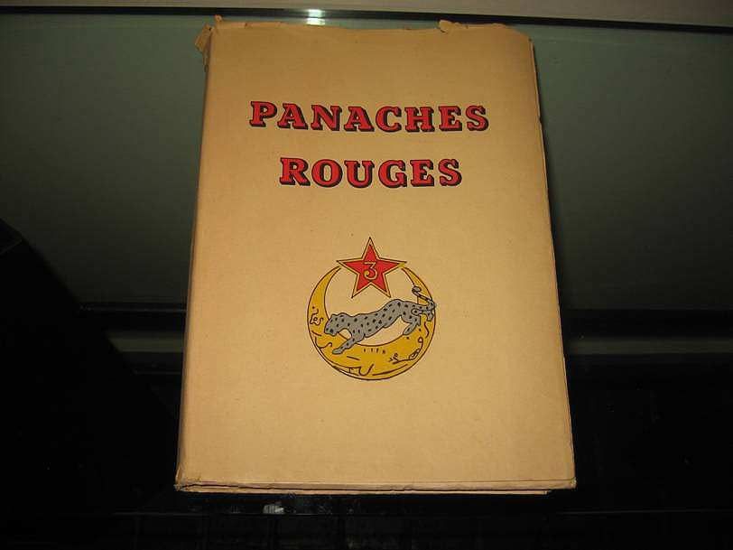 Une couverture de livre intitulée PANACHES ROUGES avec un croissant jaune, une étoile rouge et une illustration de léopard au centre.