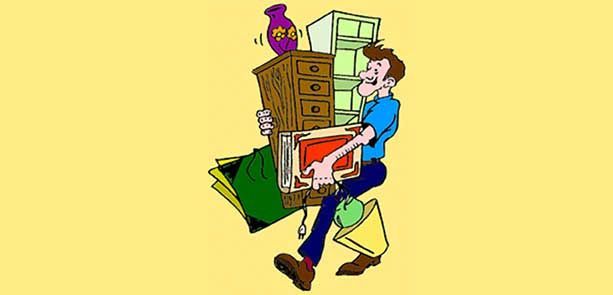Une personne transporte une grande pile d'objets ménagers, comprenant un petit coffre, un vase violet et une lampe.