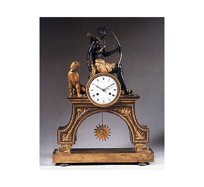 Une pendule de cheminée décorative représentant un archer aux tons sombres et un léopard doré, posée sur un socle arqué orné et doré.