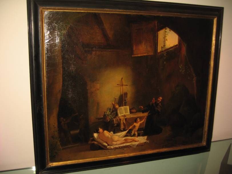Une scène d'intérieur faiblement éclairée montrant une silhouette sur un lit de camp, un petit enfant et une personne vêtue d'une robe se tenant près d'un autel religieux.