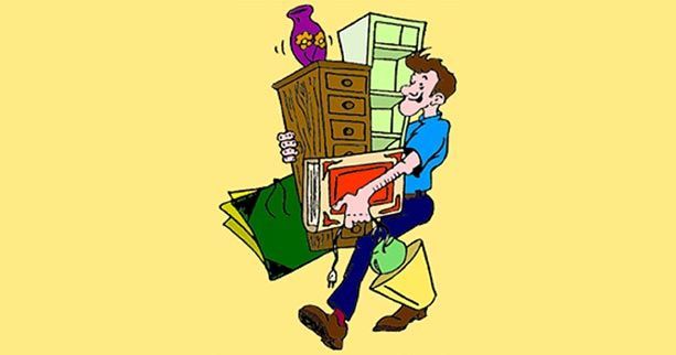 Une personne vêtue d'une chemise bleue peine à porter une lourde charge de meubles, comprenant une armoire en bois, une lampe et divers objets.