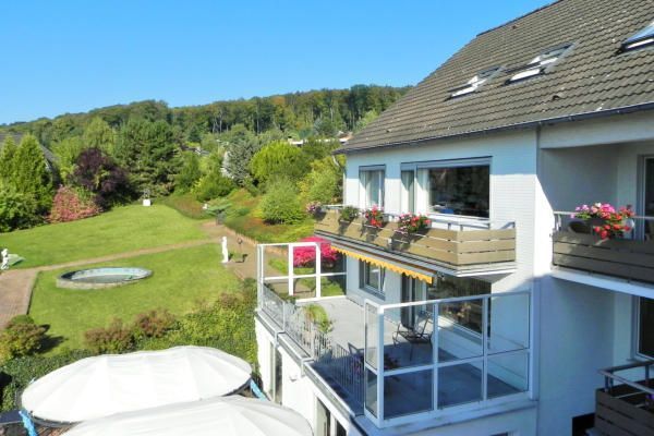 Eine Luftaufnahme eines Hauses mit einem Balkon mit Blick auf ein üppiges grünes Feld.