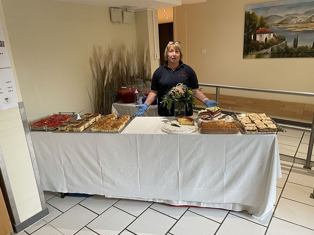 Eine Frau steht vor einem Tisch voller Essen.