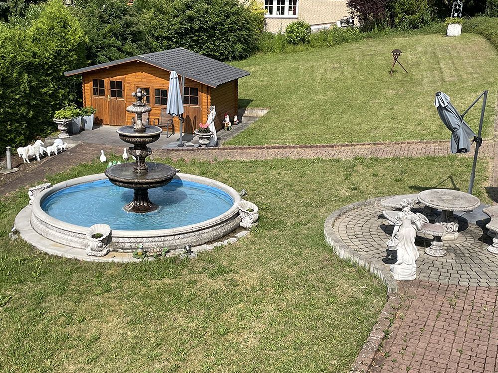 In der Mitte des Gartens befindet sich ein Brunnen.