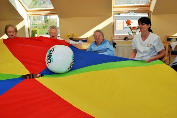 Eine Gruppe von Leuten spielt mit einem Ball, auf dem Ciro steht
