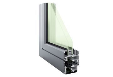 Un primer plano de una ventana con un cristal verde sobre un fondo blanco.