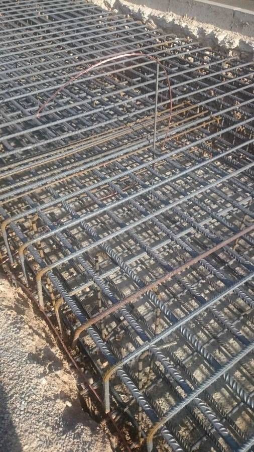 Un primer plano de una malla metálica en un sitio de construcción.