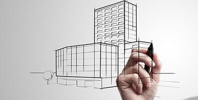 Una persona está dibujando un edificio en una pizarra blanca con un marcador.