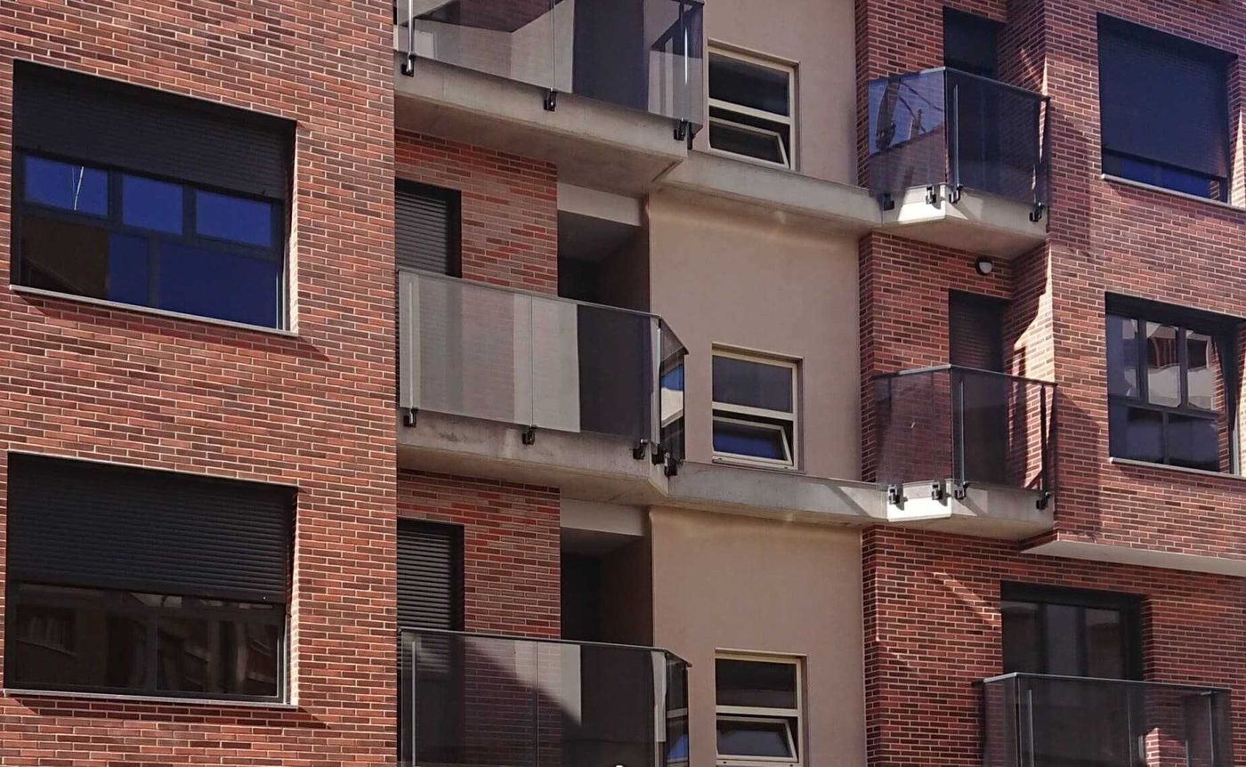 Un edificio de ladrillo con muchas ventanas y balcones.