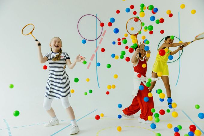 Una niña está saltando en una casa inflable.