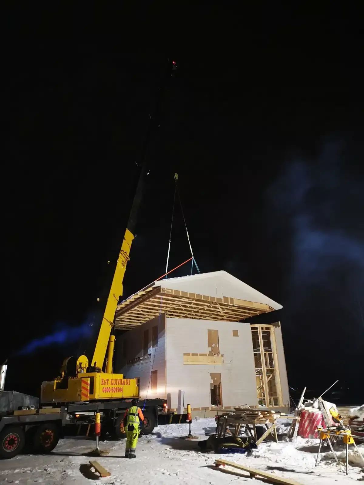 Elementtiasennus ja nostotyöt Hiab-nosturilla. Tehokasta uudisrakentamista Lapin vaativissa olosuhteissa.