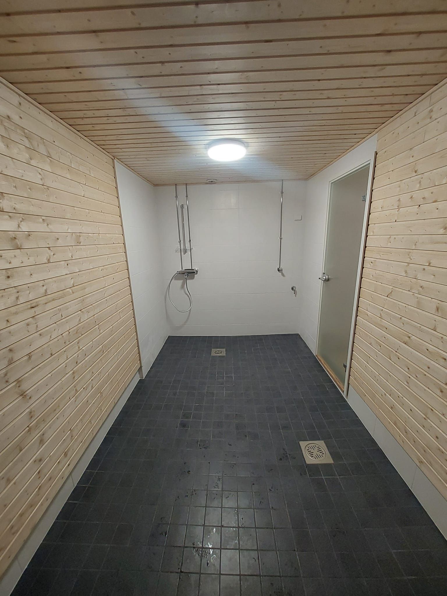 Valmis pesuhuoneremontti ja laatoitustyöt. Laadukas sisärakentaminen ja kylpyhuonesaneeraus loma-asuntoihin ja koteihin.