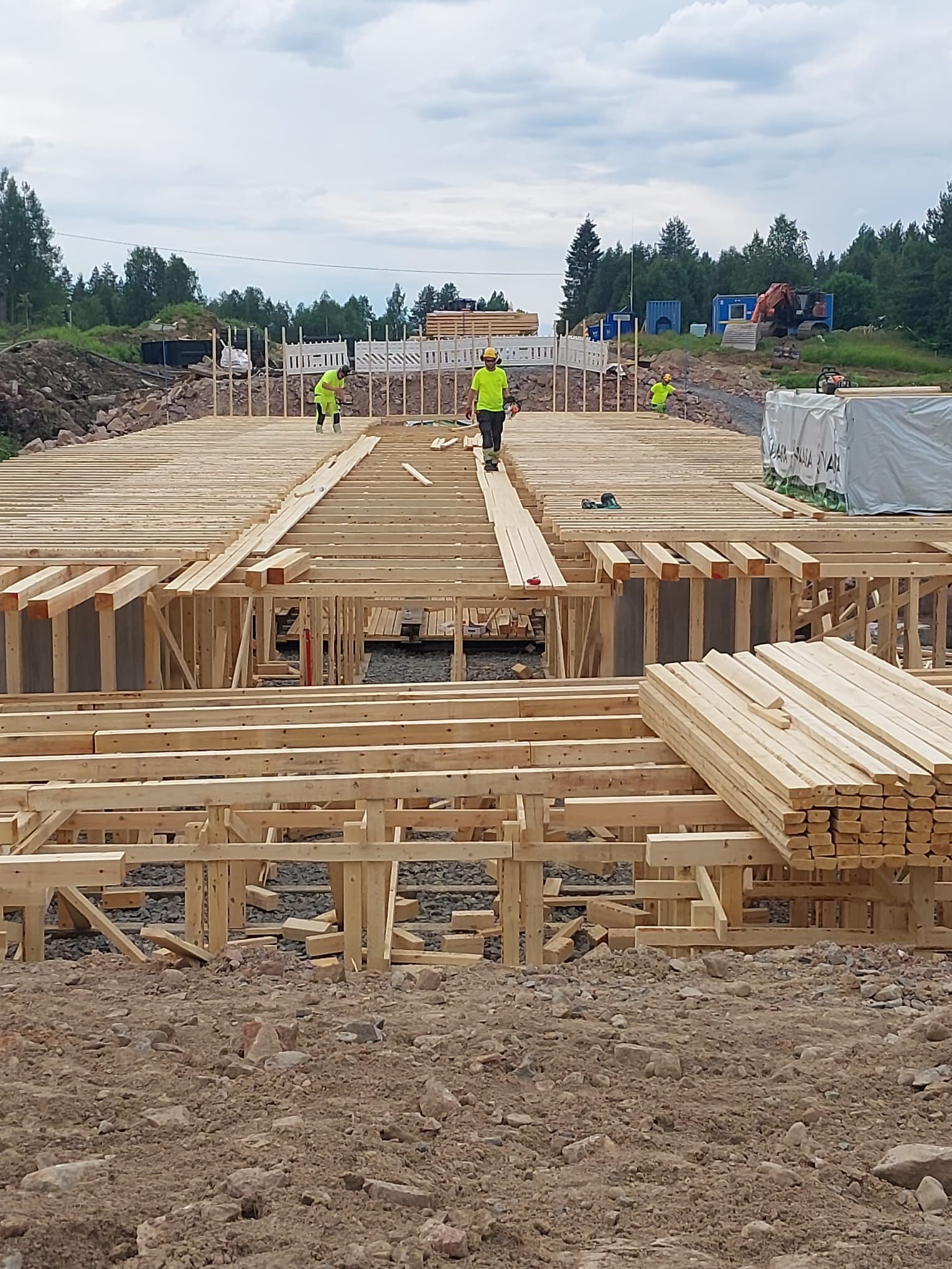 Omakotitalon tai huvilan puurungon pystytys ja välipohjatyöt. Kokonaisvaltainen uudisrakentaminen perustuksista vesikattoon.