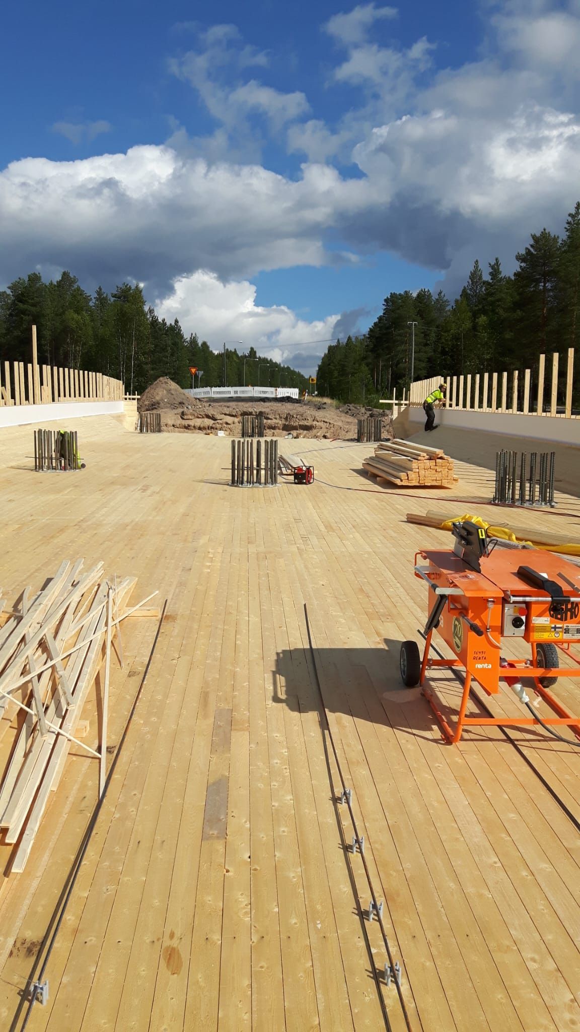 Sillan kansivalu ja betonirakentaminen Pohjois-Suomessa. Lapin Rakennustyö Oy on vaativien valutuöiden asiantuntija.