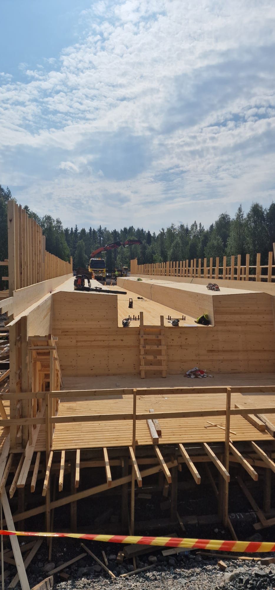 Sillan pilarimuotit ja raudoitus rakennustyömaalla. Toteutamme kestävät infrastruktuurikohteet Lapin olosuhteisiin.