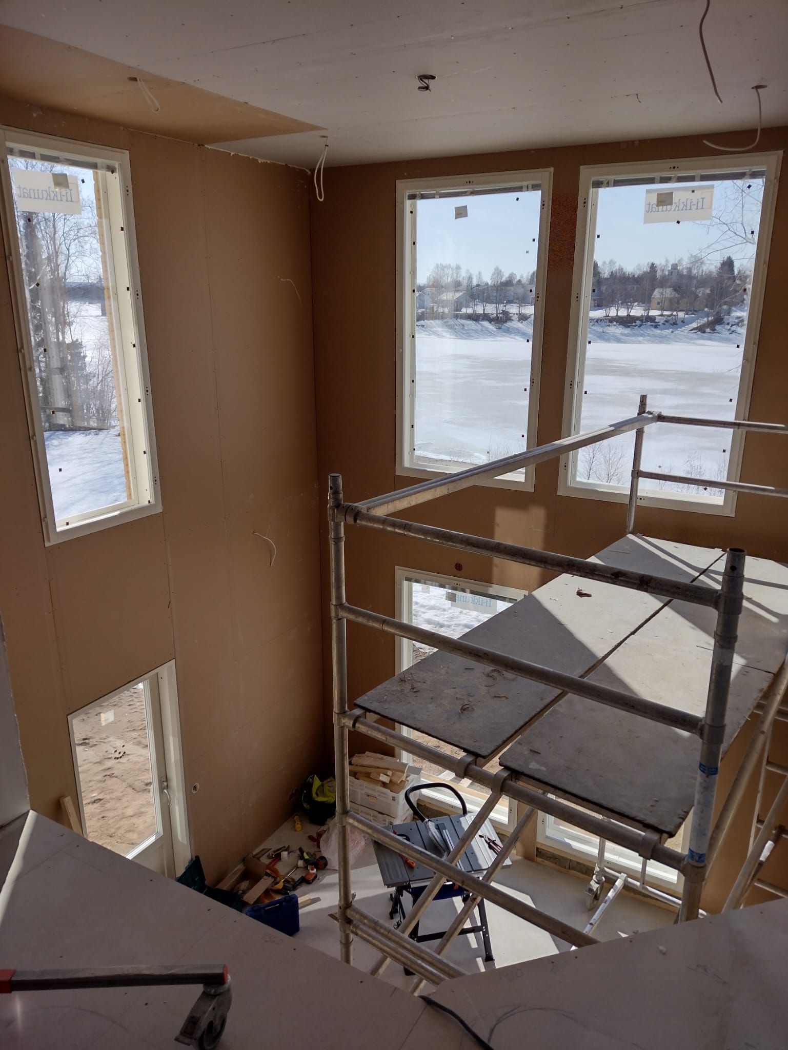 Korkean tilan sisärakentaminen telineiltä käsin. Vuokraamme telineet ja hoidamme vaativat remontit turvallisesti.