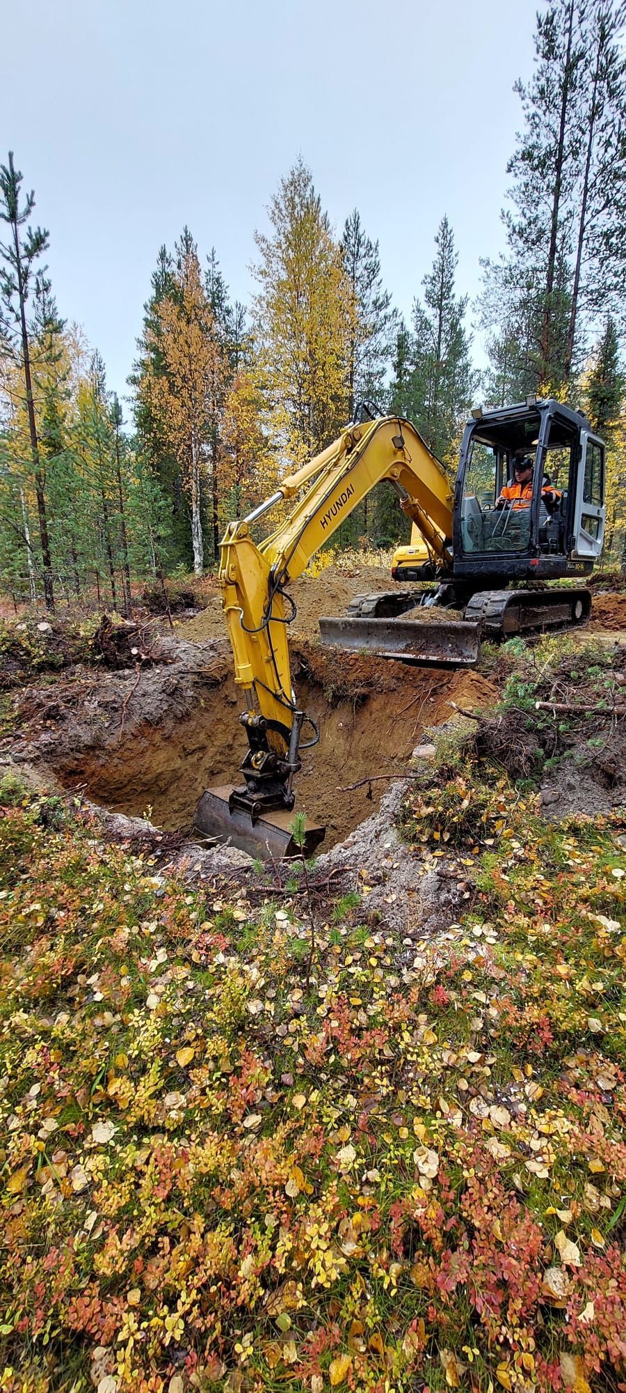 Maanrakennus ja tontin pohjatyöt kaivinkoneella Lapissa. Lapin Rakennustyö Oy toteuttaa kestävät rakennusperustukset.