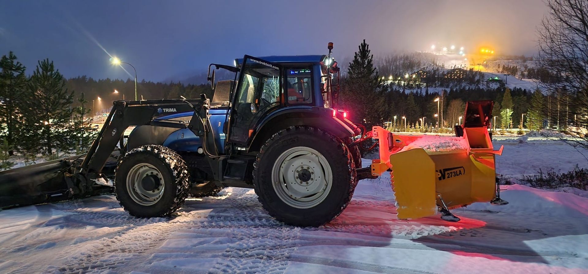 Tehokasta lumenaurausta traktorilla Pyhätunturilla. Lapin Rakennustyö Oy hoitaa kiinteistöhuollon ja talvikunnossapidon