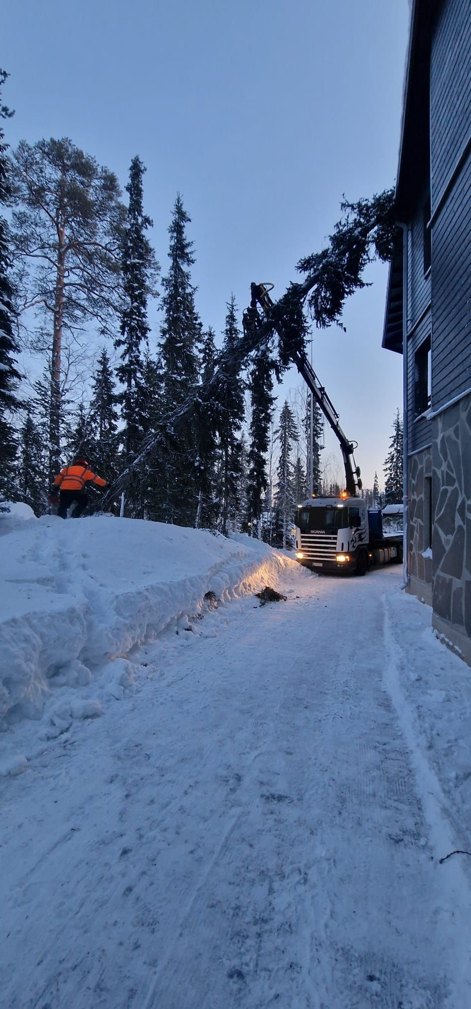 Kiinteistöhuoltoa ja lumenpudotusta Hiab-autolla. Luotettava kumppani talvikunnossapitoon Pyhätunturin alueella.