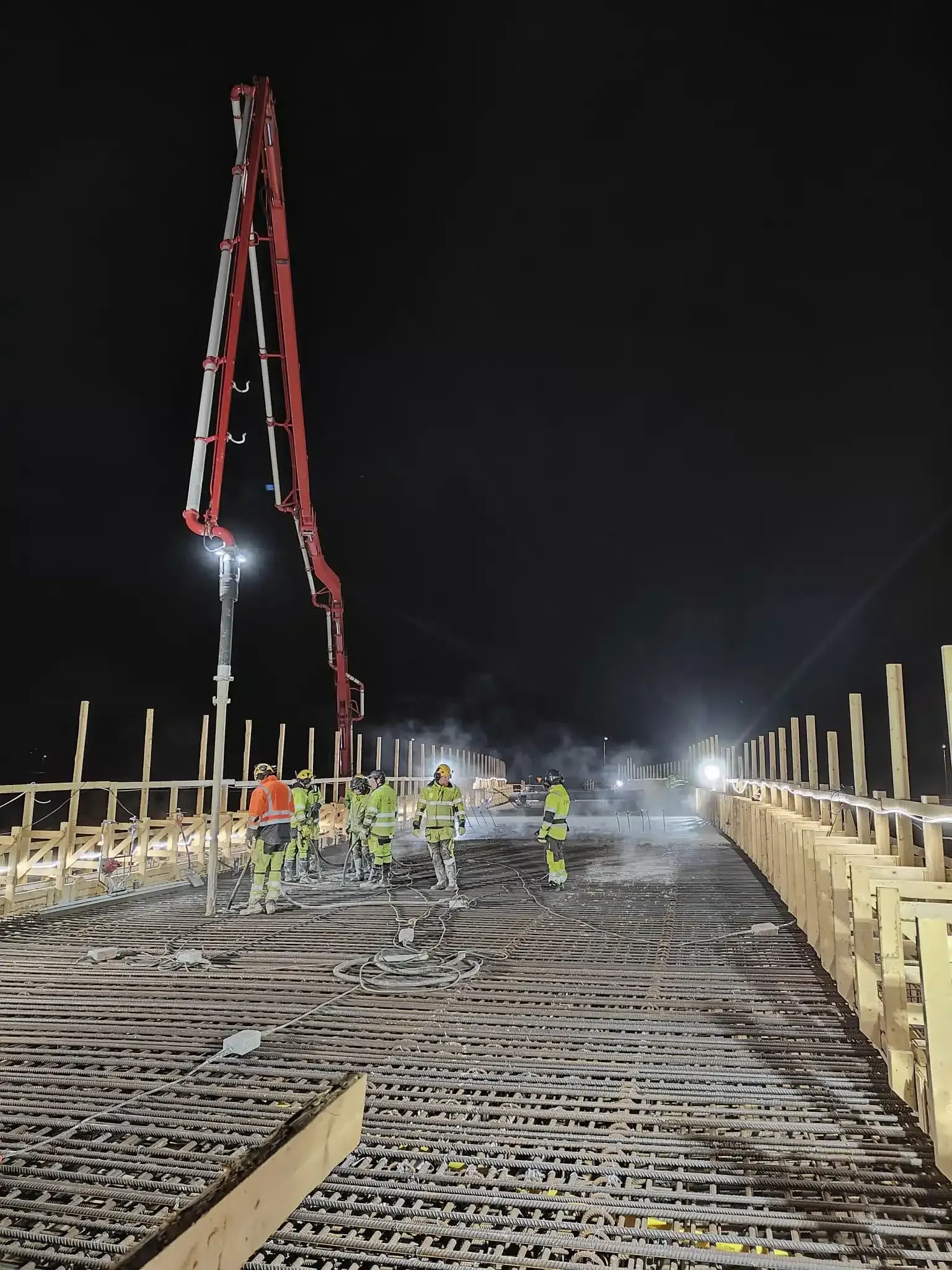 Betonirakentaminen ja sillan kansivalu Lapissa. Lapin Rakennustyö Oy toteuttaa vaativat teollisuuden betonityöt.