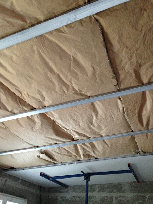 Ouvriers examinant un plan pour isoler des combles