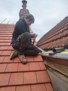 Gouttière sur une toiture en cours de construction