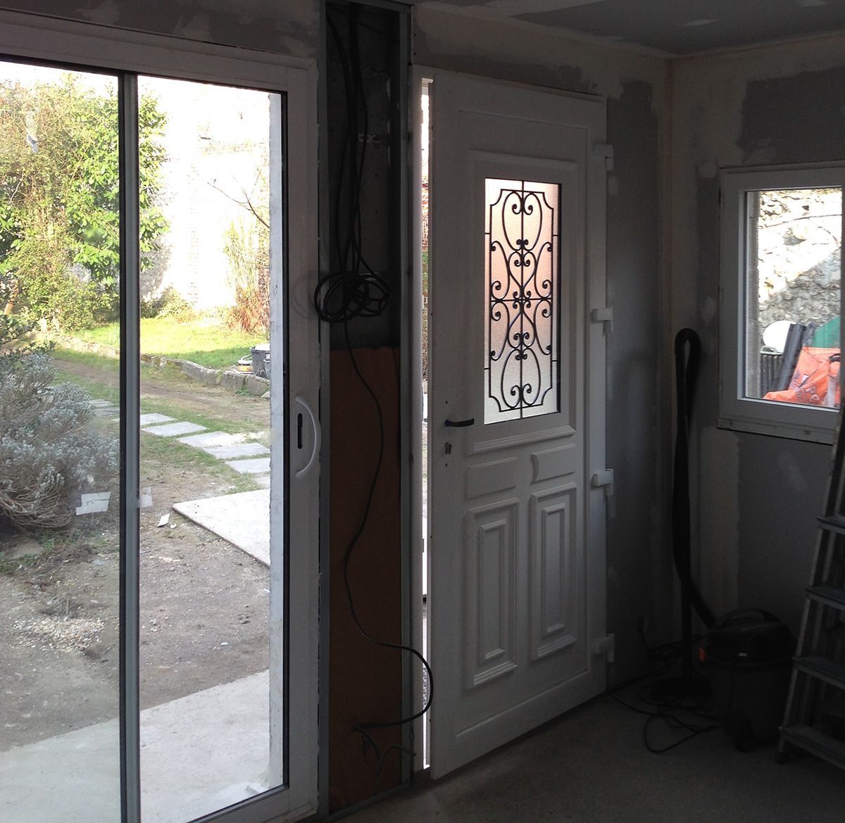 Porte blanche avec poignée et serrure en métal