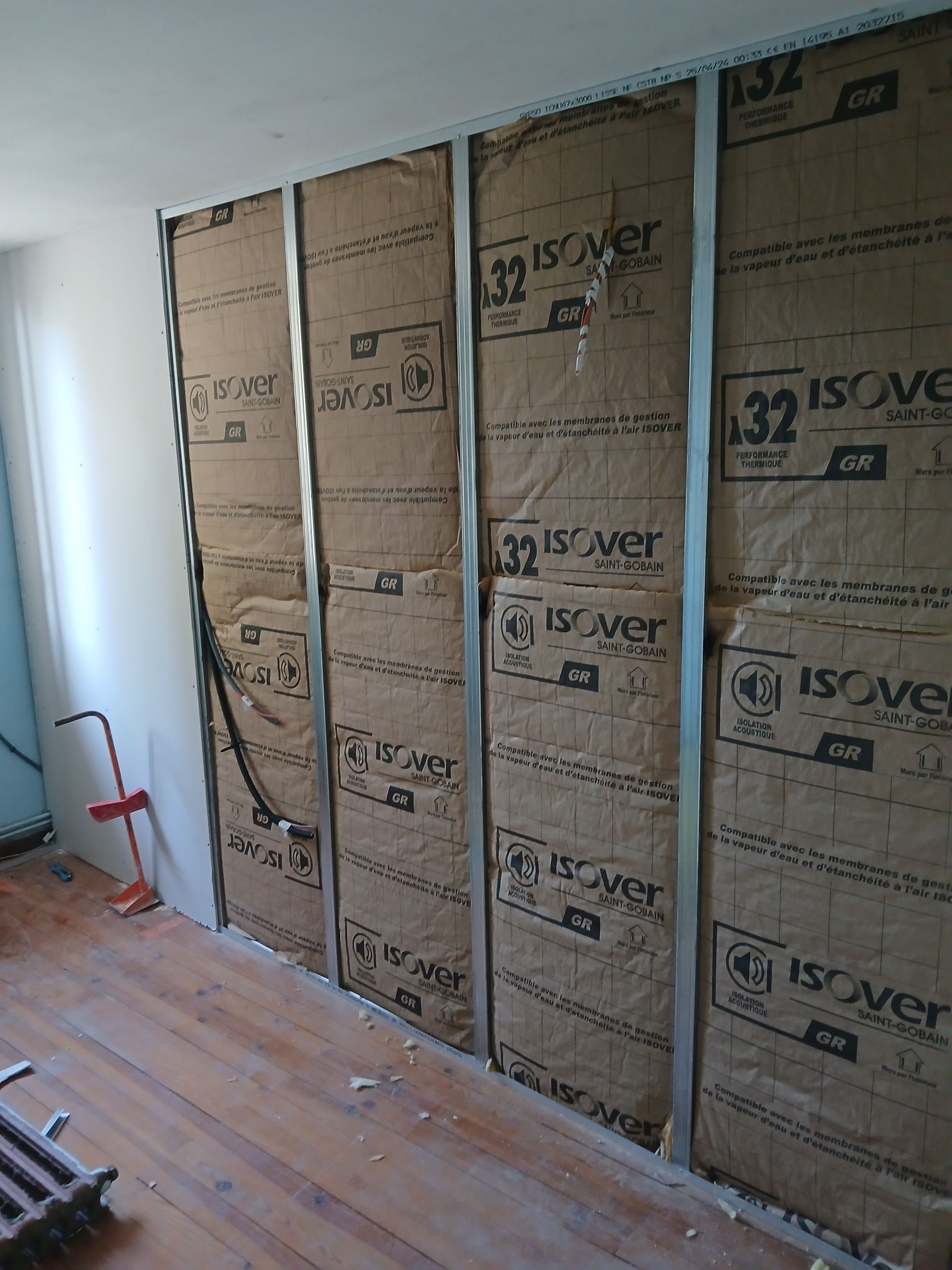 Cloisons murales avec isolation entre elles, intérieur de la pièce. Isolation marron avec ossature métallique.