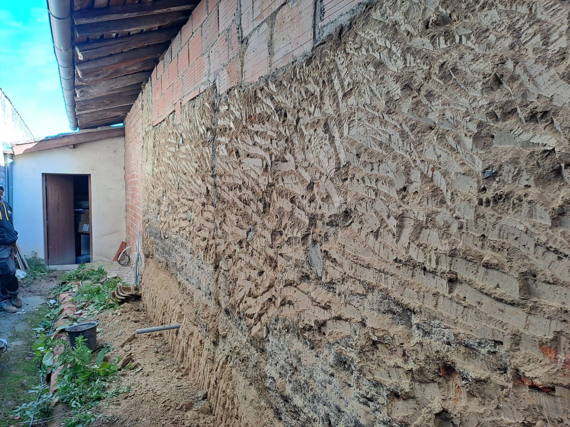 Gros plan d'un appareil photo vintage sur les touches d'un piano. Texte superposé : « Format d'image Carré »