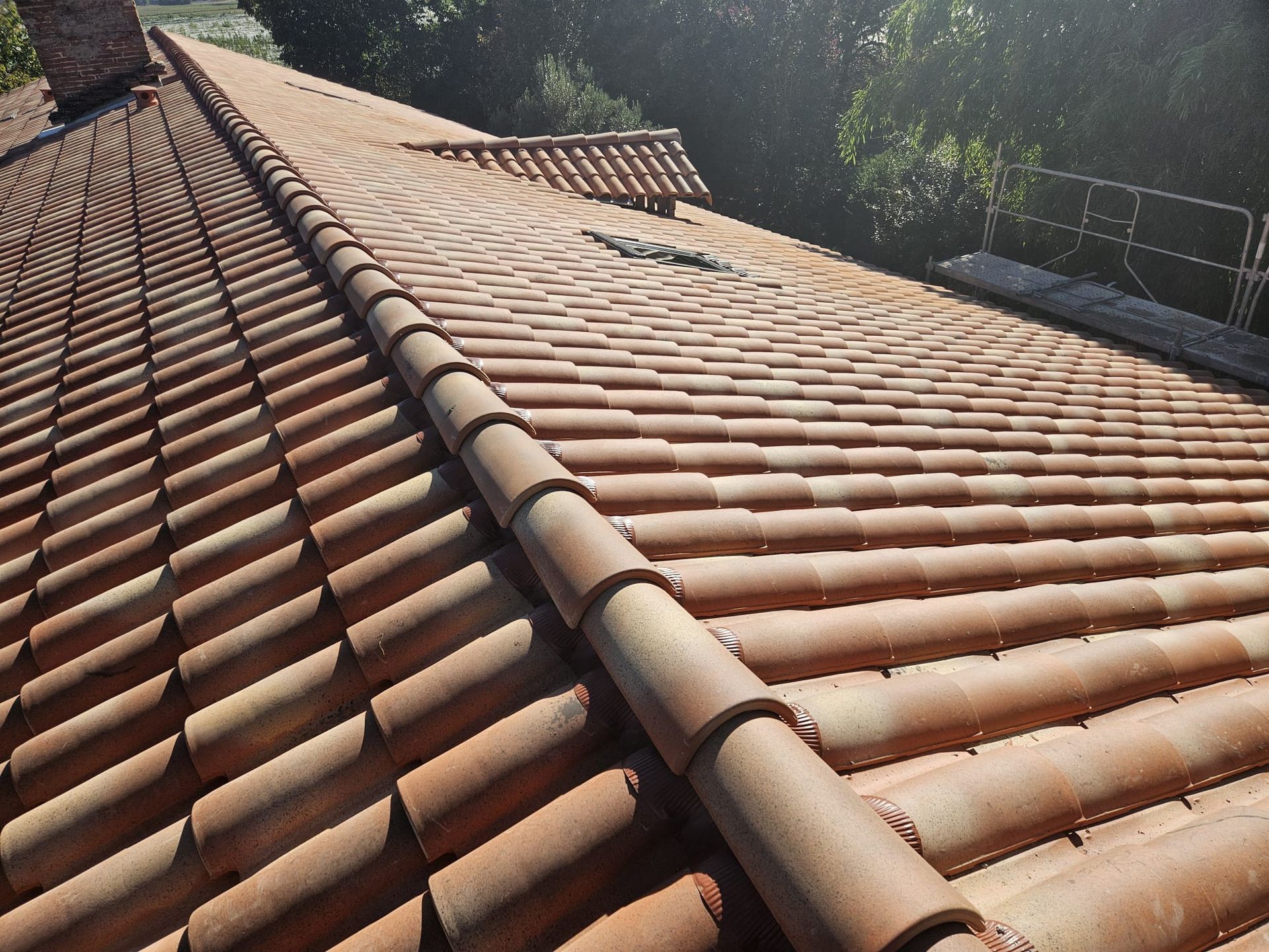 Tuiles en terre cuite rouge, vue en angle.