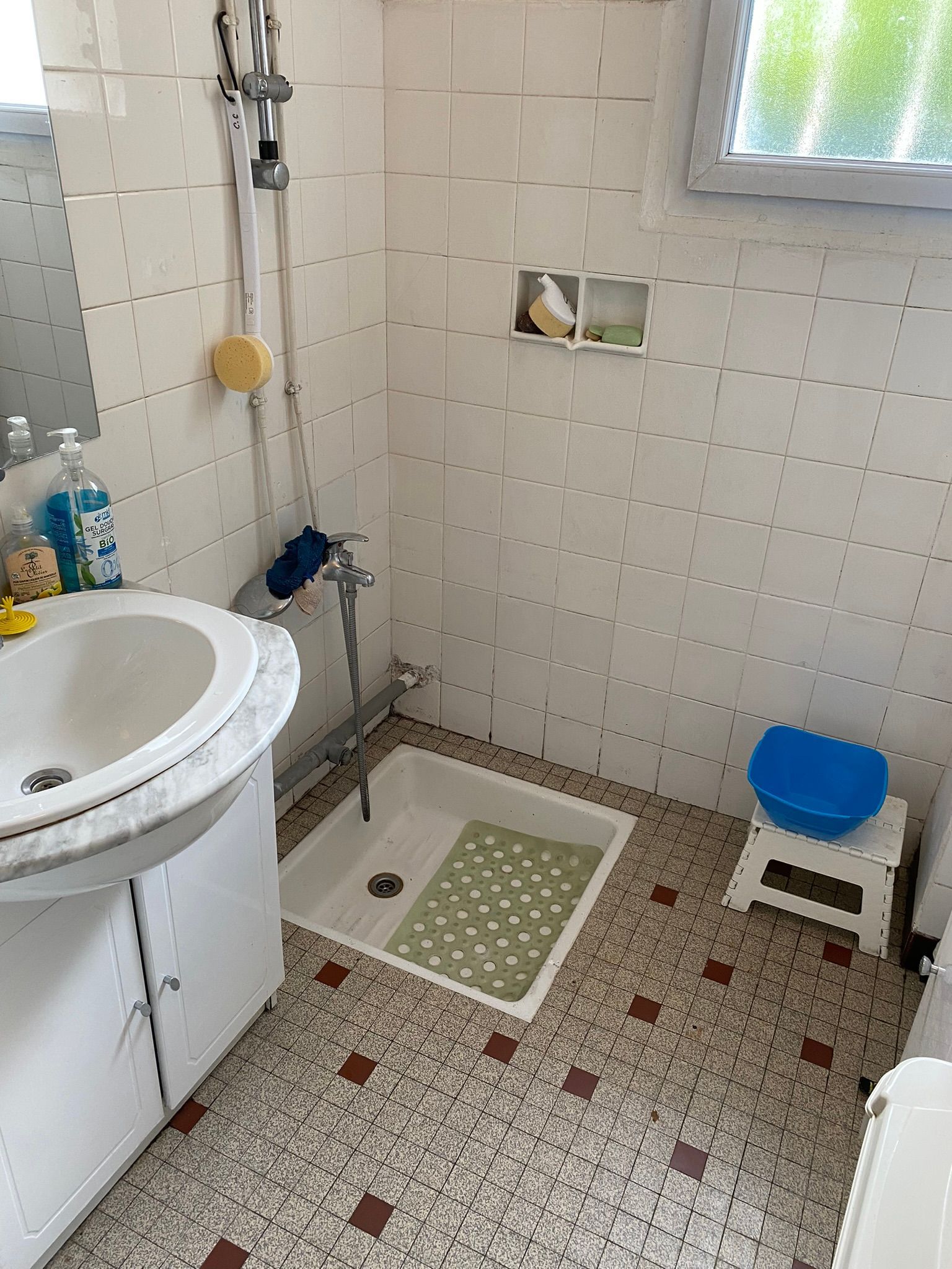 Gros plan d'un appareil photo vintage sur les touches d'un piano. Texte superposé : « Format d'image Carré »