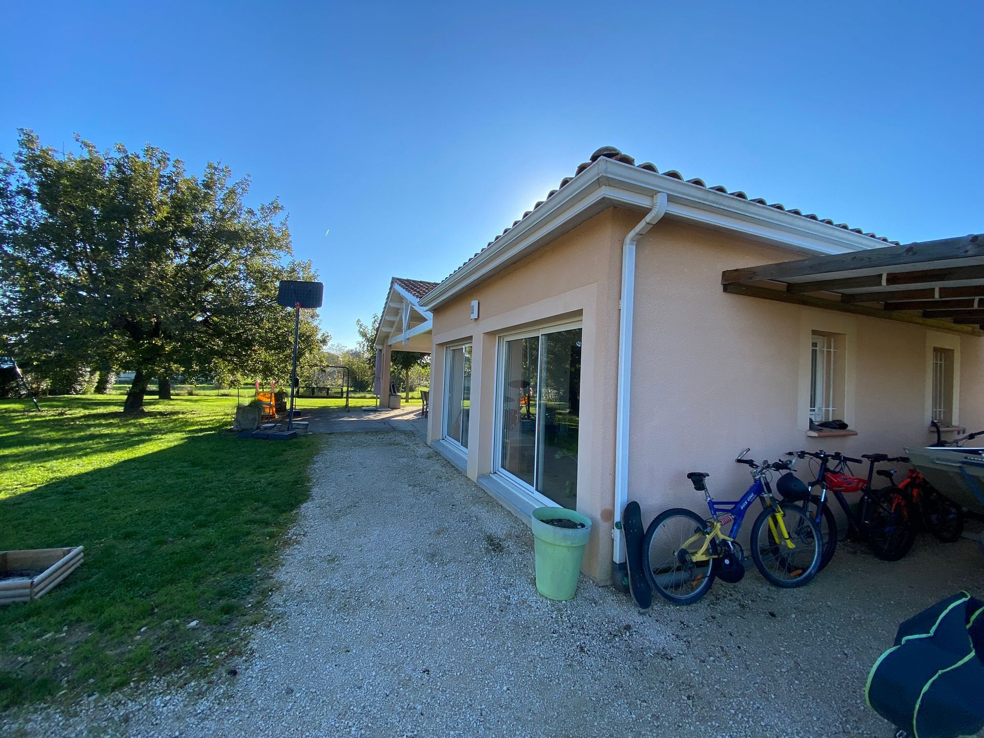 Gros plan d'un appareil photo vintage sur les touches d'un piano. Texte superposé : « Format d'image Carré »