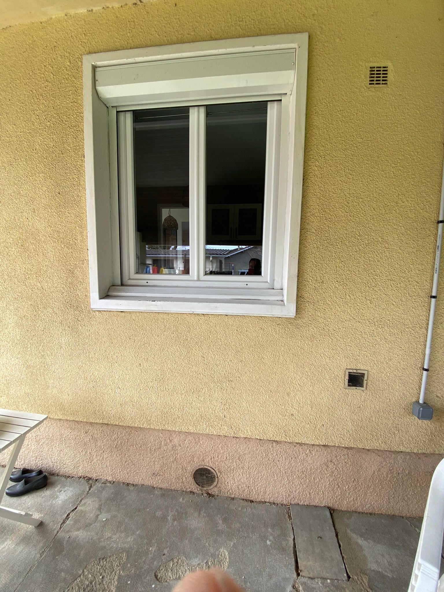 Gros plan d'un appareil photo vintage sur les touches d'un piano. Texte superposé : « Format d'image Carré »